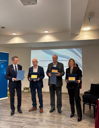 Laureaci etapu regionalnego konkursu Pracodawca organizator pracy bezpiecznej wraz z prezes KOMA Anną Zaborowską Łebek